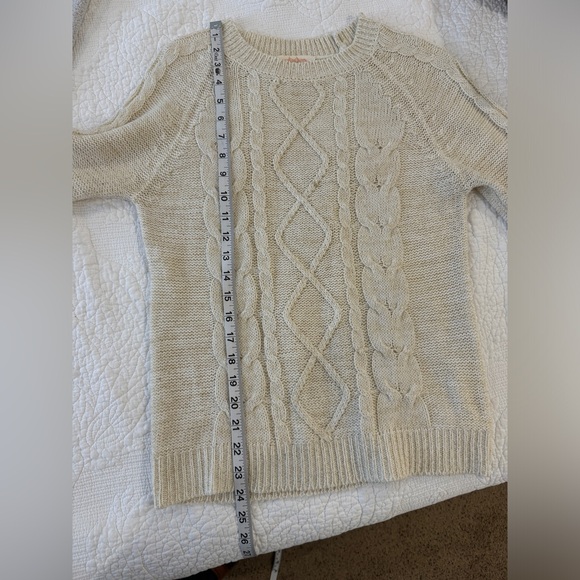 Cream cable knit sweater. Size L fits like a medium. - Picture 6 of 6